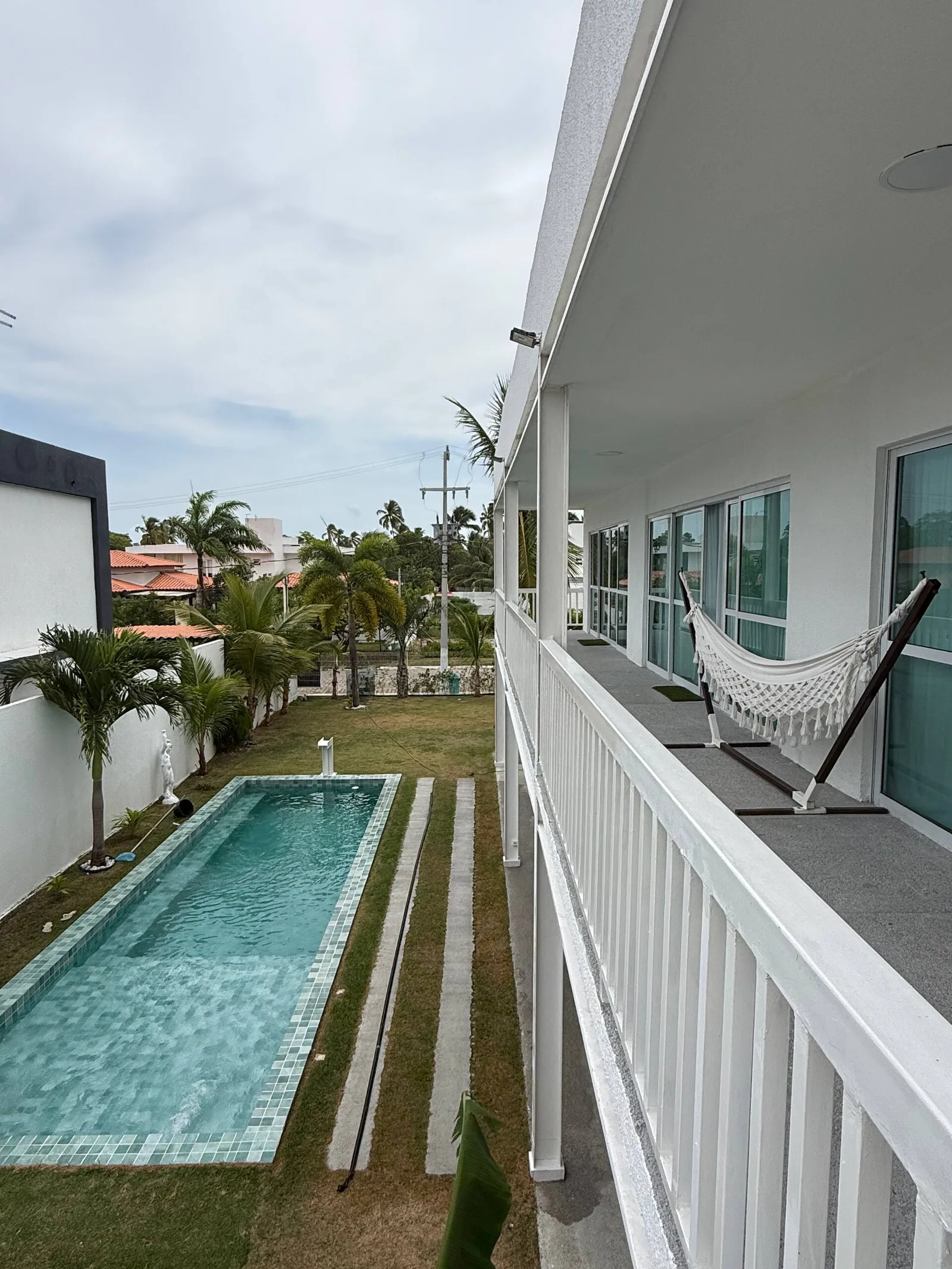Varanda do segundo pavimento com vista para a piscina