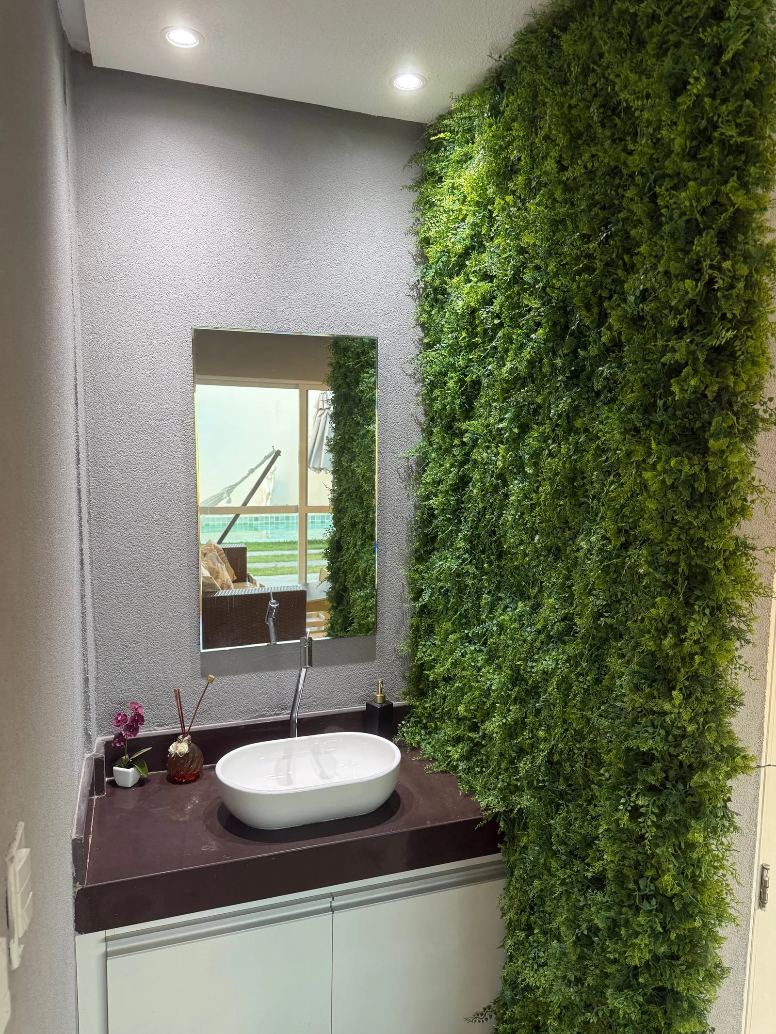 Lavabo com parede de jardim vertical e cuba de apoio