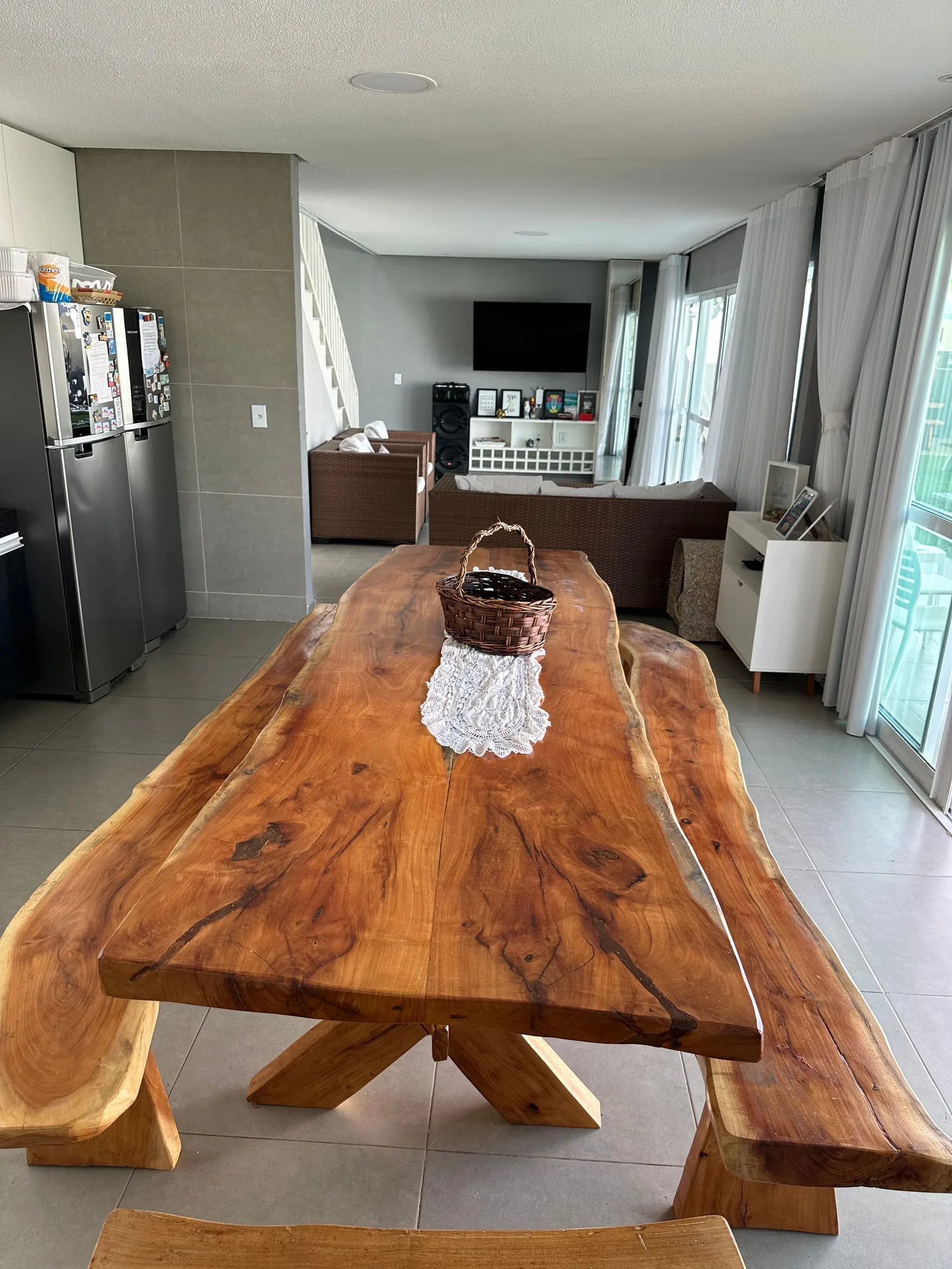 Mesa de madeira de borda viva na sala integrada à cozinha