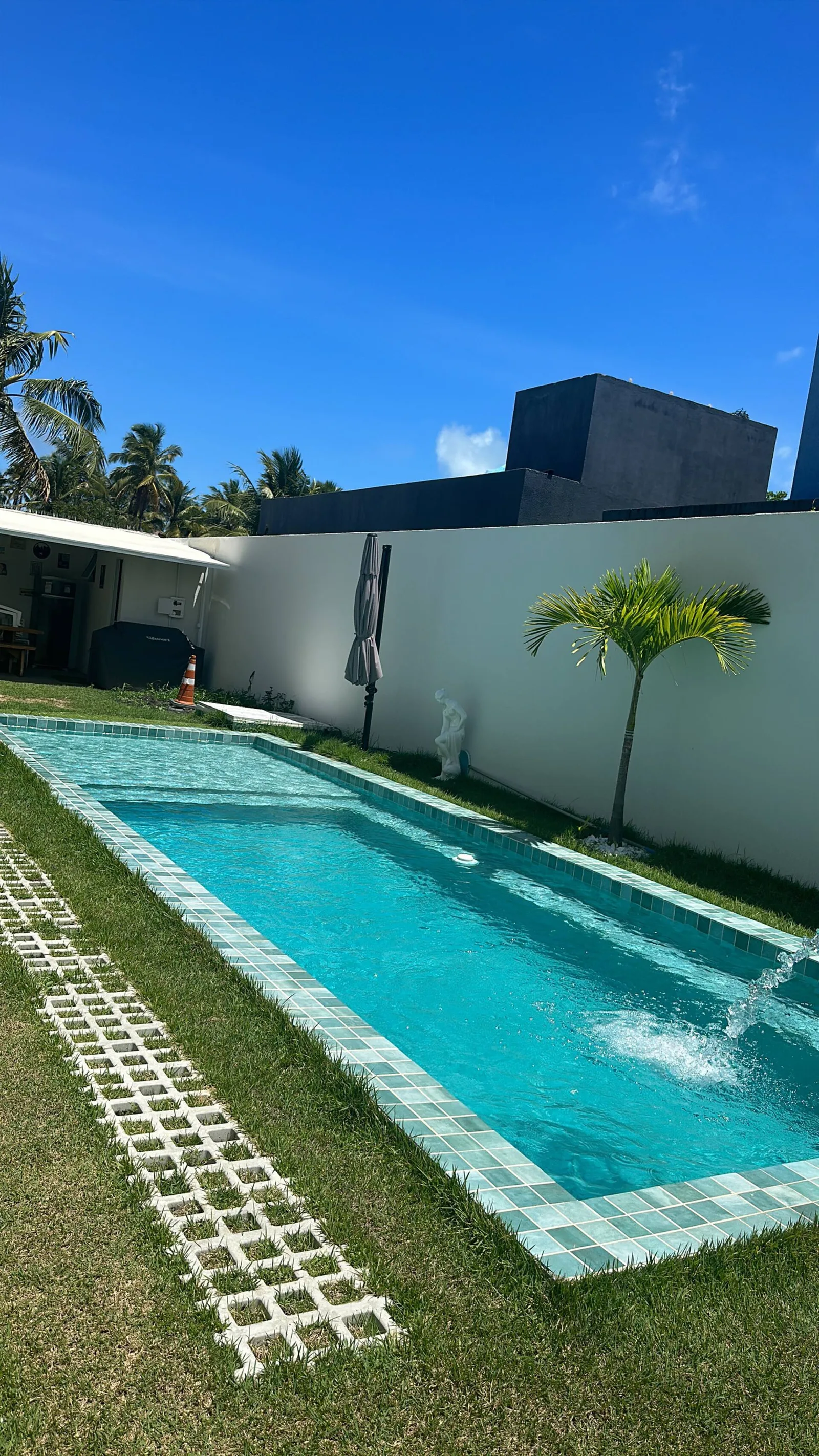 Piscina e quintal gramado vistos do primeiro andar