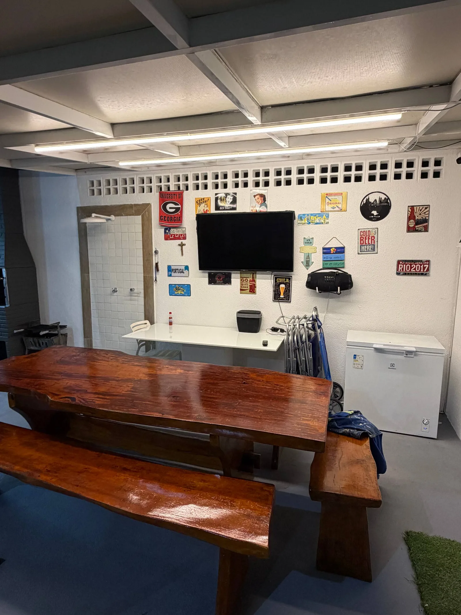 Sala de cinema com sofá e televisão de painel grande
